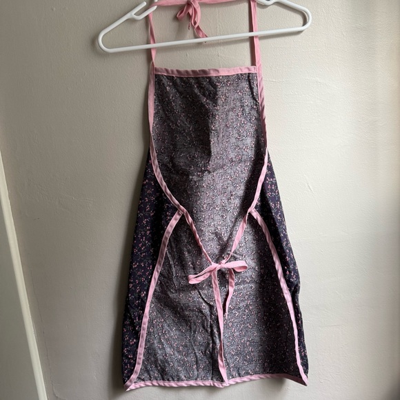 Sweet little vintage Cottagecore Apron Navy blue with flowers & Pink Trim. - Picture 3 of 6